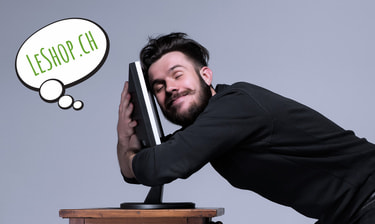 Un collaborateur avec son ordinateur Un collaborateur avec son ordinateur